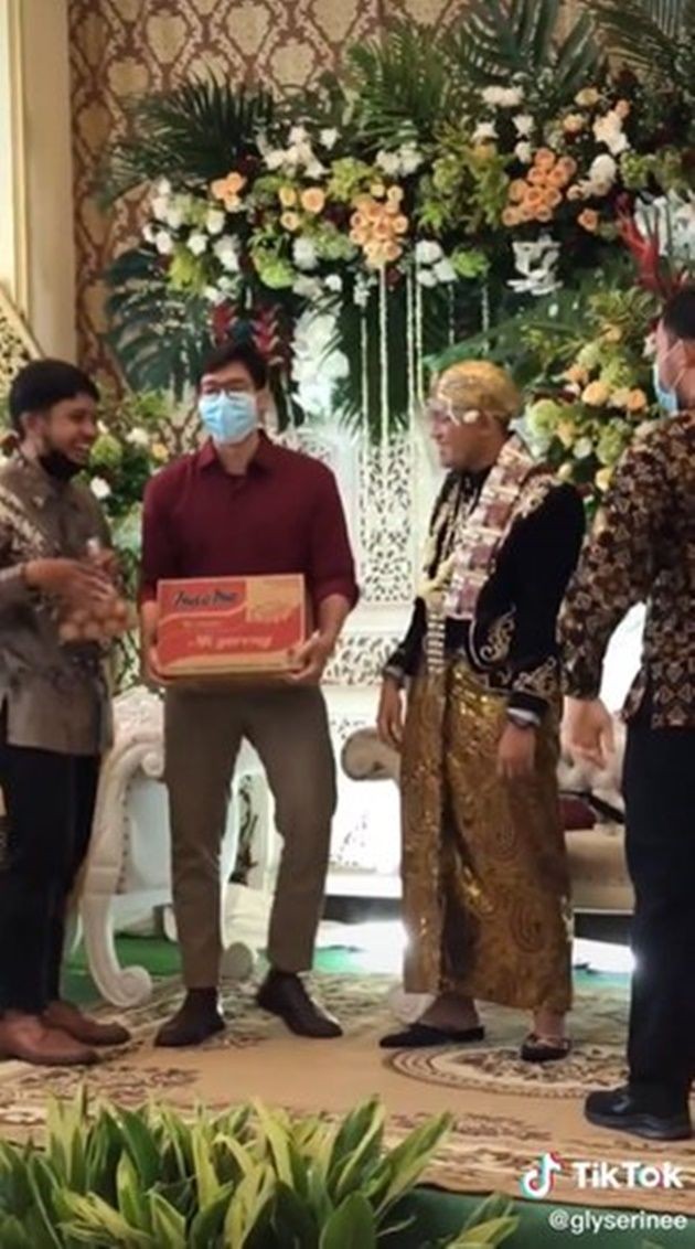 3 Hadiah Pernikahan Ini Lebih Bernilai Daripada Uang, Walaupun Agak Nyleneh